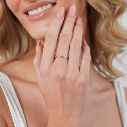 Anillo Onda Elegante con Diseño Flotante