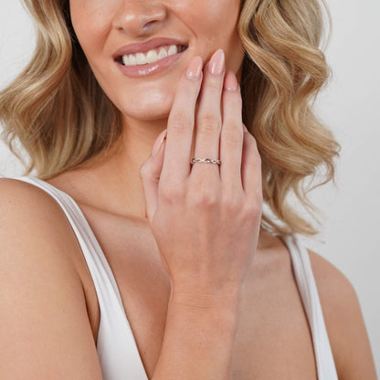 Anillo Onda Elegante con Diseño Flotante